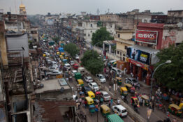 Strasse in Delhi: Bis 2030 sollen Fahrzeuge in Indien keine Schadstoffe mehr ausstossen.