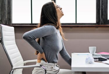 Wenn es im Rücken zwickt: Eine verbesserte Ergonomie unter Berücksichtigung der konkreten Arbeitsabläufe und Körperhaltungen ist nur ein Teil einer BGM-Strategie. © zVg / Lifetec