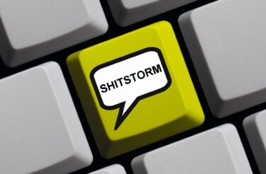 Shitstorm comme tempête d'indignation dans les médias sociaux. Depositphotos