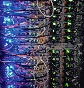 Damit die Digitalisierung ihre Rolle für eine nachhaltigere Wirtschaft ausspielen kann, braucht es Rechenzentren. © Massimo Botturi / Unsplash.com
