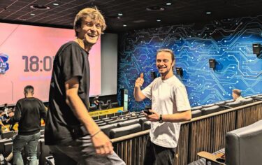 Besnik Thaqi, CEO und Geschäftsführer bei XPortal, und Enes Salaji, Kampagnen- und inhaltliche Leitung bei XPortal. © Agon Dana