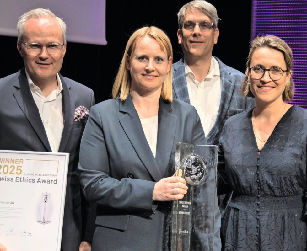 Max Felchlin AG gewinnt den Swiss Ethics Award 2025. Im Bild (v.l.n.r.): Thomas Truttmann, CEO, Mareike Toulas, CFO, Gerold Suter, Purchasing Manager Cacao, Cacaoproducts & Nuts, Maria Schneider, Project Manager Marketing & Communications. Foto: Swiss Excellence Forum / Ernst A. Kehrli