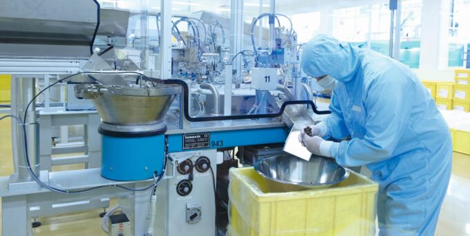 Un dipendente controlla un pezzo su una linea di produzione: prima dell'introduzione del MES, le quantità prodotte per macchina dovevano essere faticosamente registrate in elenchi Excel. © medmix