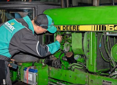 Un métier polyvalent qui suscite aussi la convoitise d'autres branches : jeune mécanicien en machines agricoles au travail. © SwissSkills2024_agrotecsuisse