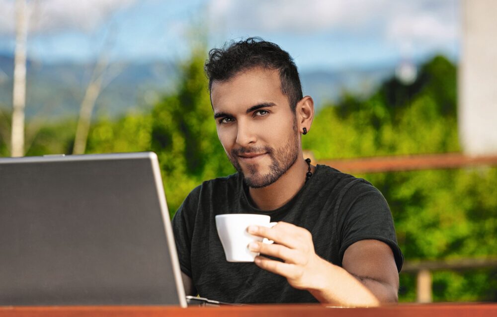 Before you can enjoy a leisurely coffee while working in a beautiful place abroad, a few things need to be clarified, especially when it comes to social insurance. © Depositphotos.com