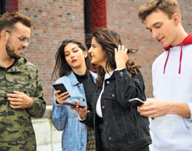 Jung, aufgestellt, selbstbewusst – oder doch nicht? Die Gen Z sei mental belastet und orientierungslos, besagt eine Jugendstudie. © Depositphotos.com