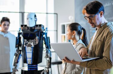 Roboter in Schulzimmern als Zukunftsmusik? Tatsächlich lassen sich KI-Tools für Unterricht und Trainings schon heute effektiv einsetzen. © Depositphotos.com