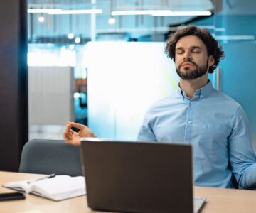 Achtsamkeitsübungen im Büro: Im Internet finden sich unzählige Anleitungen dazu. © Depositphotos.com
