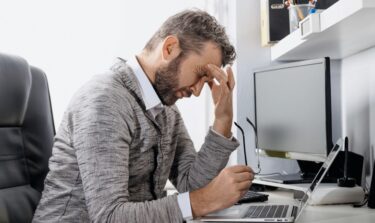 Fehlende Aufträge treiben B2B-Dienstleistern Sorgenfalten ins Gesicht. © Depositphotos.com