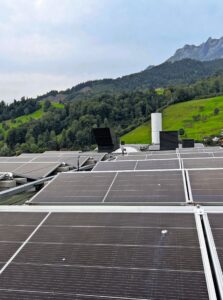 Cette installation photovoltaïque située sur un bâtiment commercial à Kriens produit environ 150 000 kWh d'électricité par an. Grâce au regroupement virtuel pour l'autoconsommation (vZEV), les locataires pourront bientôt bénéficier eux aussi de l'électricité solaire bon marché produite par le toit. Photo : Swiss Renewable Solutions