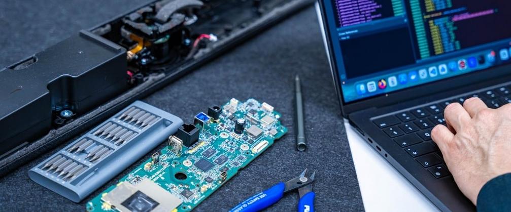 Dispositivo elettronico, componente elettronico, computer