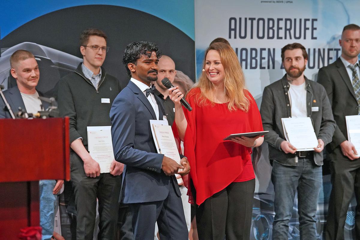 Abinas Uthayarasa, ex medaglia di bronzo di SwissSkills e neodiplomato in diagnostica automobilistica, rivela alla conduttrice Nina Havel di essere già interessato a proseguire la formazione come economista aziendale.