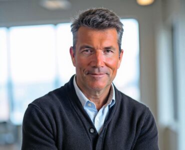 Cornel Müller s'occupe depuis 30 ans de recrutement de personnel et a fondé plusieurs plateformes d'emploi et entreprises tech. Son dernier projet est Work-ID AG, qui a été lancé en 2025. Dans ce cadre, il collabore avec différents partenaires stratégiques et de recherche académique. © zVg