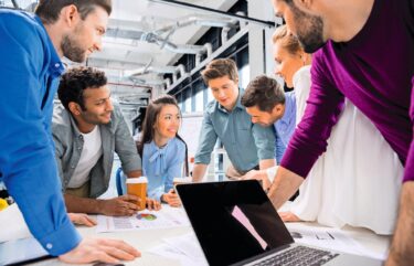 Teams work well thanks to direct communication and informal leadership. But what happens when teams have to become larger organizations? © Depositphotos.com