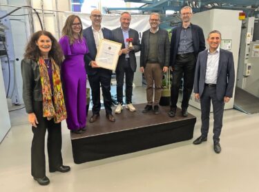 Im Technikum der Heberlein Technoloy AG. V.l.n.r.: Dorit Schmidt-Purrmann, Geschäftsführerin Schweizer Dachverband für Unternehmensnachfolge – CHDU, Carla Kaufmann, Vizepräsidentin CHDU, Martin Zürcher, CEO und Daniel Lippuner, Verwaltungsratspräsidentder Heberlein Technology AG, Daniel Müller, Leiter Standortförderung Kanton St. Gallen, Laudator Thomas Berner (Mitglied Jury-Beirat), und Alois Gunzenreiner, Gemeindepräsident Wattwil. (Foto: Schweizer Dachverband für Unternehmensnachfolge – CHDU)