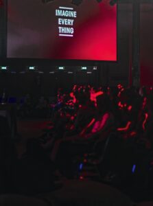 Events müssen nicht immer pompös und gross sein. Auch kleinere Anlässe mit wenig Budget können nachhaltige Eindrücke hinterlassen. Foto: Alexander Debieve / Unsplash.com