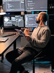 KMU können ihre Cybersicherheits- Bedürfnisse an ein Cyber Defense Center auslagern, das eine Rund-um-die-Uhr-Überwachung gewährleistet. Foto: Depositphotos.com