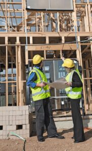 Das neue Werkvertragsrecht bringt vor allem im Bauwesen einige Veränderungen, z. B. bei Mängelrügen. © Depositphotos.com