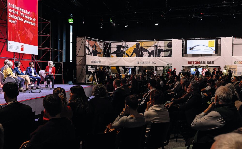 Podiumsdiskussion zur Kreislaufwirtschaft und zur Zukunft der Stadtentwicklung in der Schweiz. © Swissbau / Messe Basel