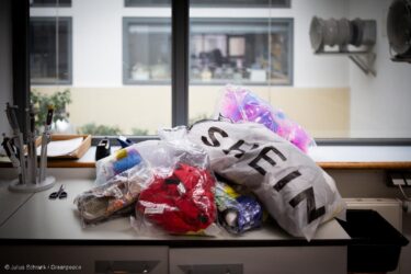 Greenpeace recherche des substances nocives dans les vêtements en shine. Source : zvg