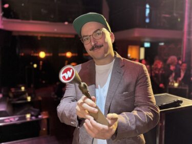 Preisträger der Woche feiert Auszeichnung auf Gala. Quelle: zvg