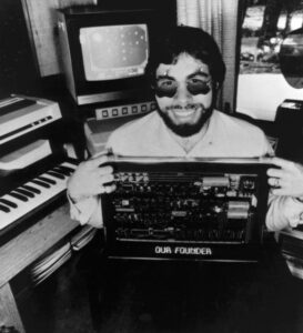 Steve Wozniak, cofondatore di Apple, presenta il primo computer hardware. Fonte: zvg