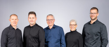 Die bisherigen Eigentümer Beat und Jeannine Schmutz sowie die neuen Inhaber Fabian von Allmen, Mario Bernhofen und Michael Moser regeln die Unternehmensnachfolge der SSP Kälteplaner AG mittels Management-Buy-out. (Quelle: zvg)