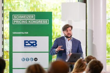 Relatore al Congresso svizzero sui prezzi 2025. fonte: zvg