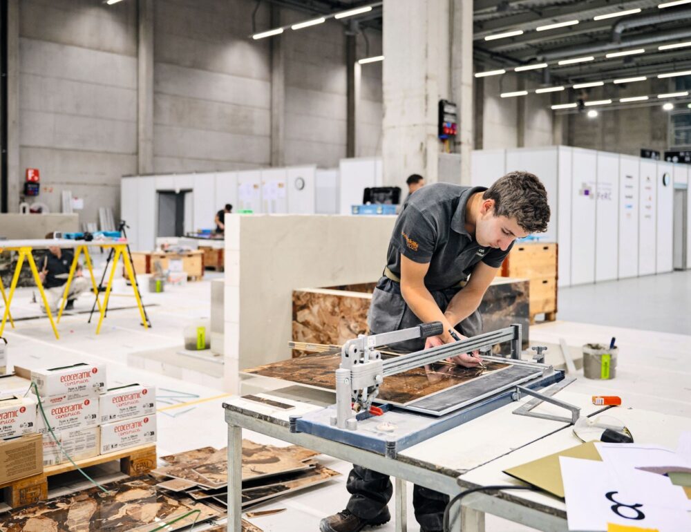 Piastrellista al lavoro. © SwissSkills / Manu Friederich