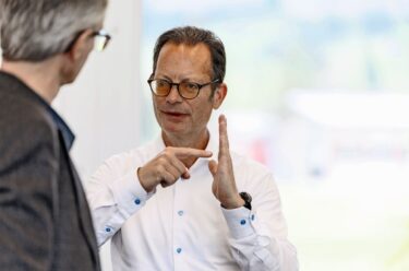 Andreas Tischhauser explains the structure of a fiber as used in artificial turf systems. © René Niederer