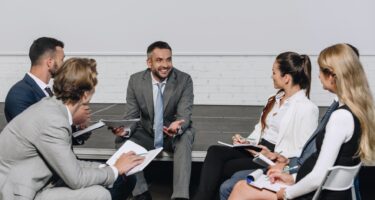 «Management by Coaching»: le decisioni vengono prese collettivamente all’interno del team; il capo, nel ruolo di coach, è al tempo stesso un membro del team e un leader. © Depositphotos.com