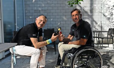 Orthotec promuove, com’è ovvio, una cultura aziendale credibilmente inclusiva: Stefan Dürger con il responsabile delle vendite Peter Reichmuth. © Opacc
