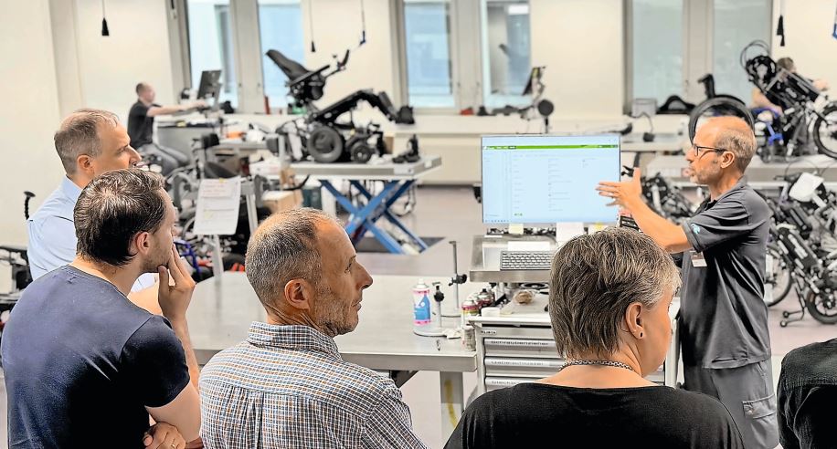 Les participants à l'Opacc User Group découvrent comment le nouveau système ERP est utilisé chez Orthotec. © Opacc / Orthotec AG