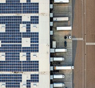 Un tetto solare sul magazzino non basta a rendere la logistica più «verde»: occorre anche il passaggio a mezzi di trasporto ecologici, come i camion elettrici, e il supporto informatico. © Bernd Dittrich / Unsplash.com