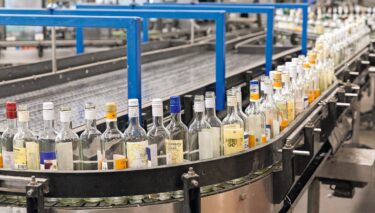 Nine out of ten glass bottles are used only once before being thrown away. © Viviane Toppel-Laubi