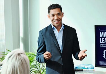 Depending on your needs, a short specialized course on AI applications may be more efficient than a comprehensive technical CAS. © Depositphotos.com