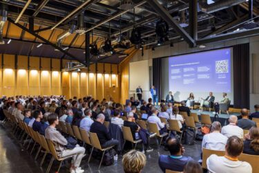 More than 160 participants discuss building efficiency. Source: zvg