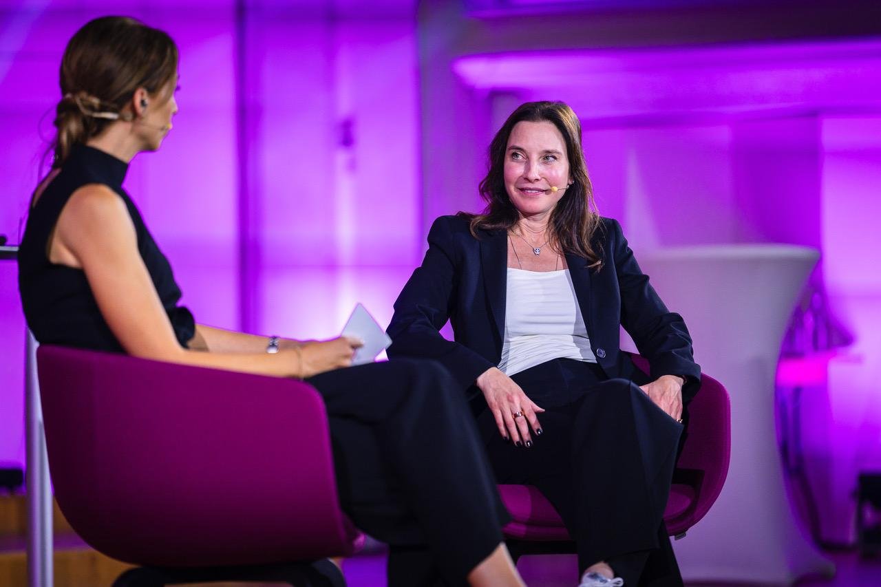 Jubiläumsgast Nicole Herzog im Award-Talk mit Claudia Brönimann vom WTT der OST. Quelle: zvg