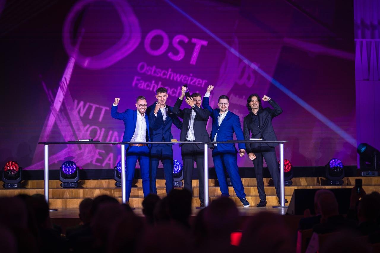 Il team Online Consulting riceve il premio per la concezione gestionale sul palco della Tonhalle di San Gallo. Fonte: zvg