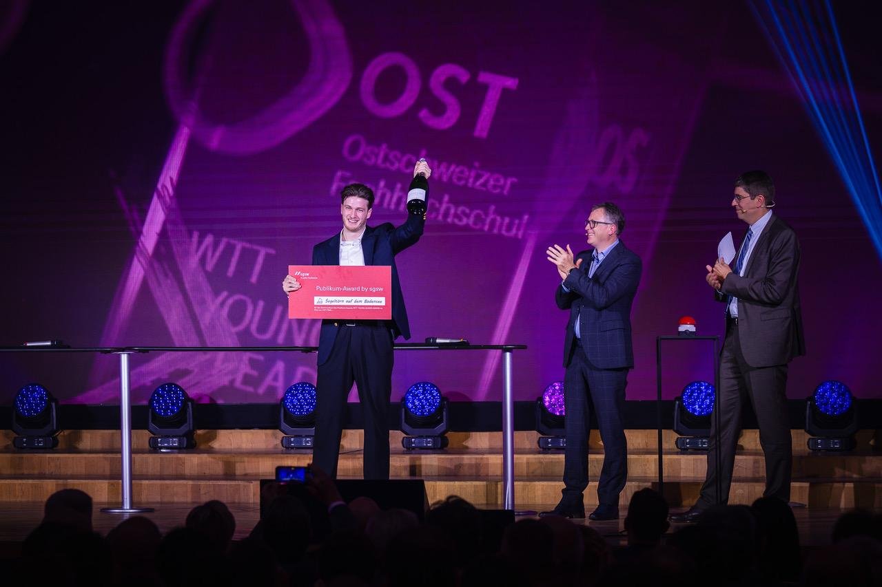 Projektleiter Miljam Menko nimmt den Publikum-Award fürs Team Energie Zürichsee Linth entgegen. Quelle: zvg