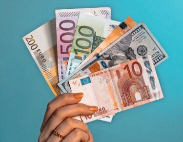 Anyone who invoices in foreign currencies must deal with financial risks related to exchange rates. Julien Savioz (small photo) has written a guide on this topic. © Unsplash.com