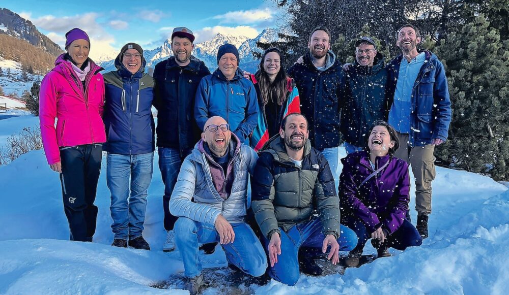 L'équipe (incomplète) d'Energie Netzwerk lors de sa retraite annuelle – ici en Engadine. © Energie Netzwerk
