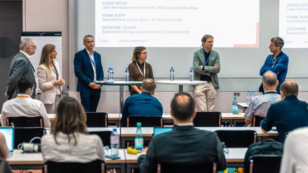 Podiumsdiskussion am Innovationsforum «Energie und Digitalisierung: Wie entstehen intelligente und effiziente Lösungen?» vom 2. September im Rahmen des Swiss Green Economy Symposiums 2026. V.l.n.r.: Frank Ruepp (Energieagentur der Wirtschaft EnAW), Catherine Tschudi (Schneider Electric), Guido Hüni (Flughafen Zürich), Léonore Hälg (Schweizerische Energiestiftung SES), Ulrich Reiter (iwb) und Luca Baldini (ZHAW). © Thomas Oehrli / SGES