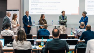 Panel discussion at the Innovation Forum «Energy and Digitalization: How Are Smart and Efficient Solutions Developed?» on September 2 as part of the Swiss Green Economy Symposium 2026. From left to right: Frank Ruepp (Energy Agency for Industry, EnAW), Catherine Tschudi (Schneider Electric), Guido Hüni (Zurich Airport), Léonore Hälg (Swiss Energy Foundation, SES), Ulrich Reiter (iwb), and Luca Baldini (ZHAW). © Thomas Oehrli / SGES
