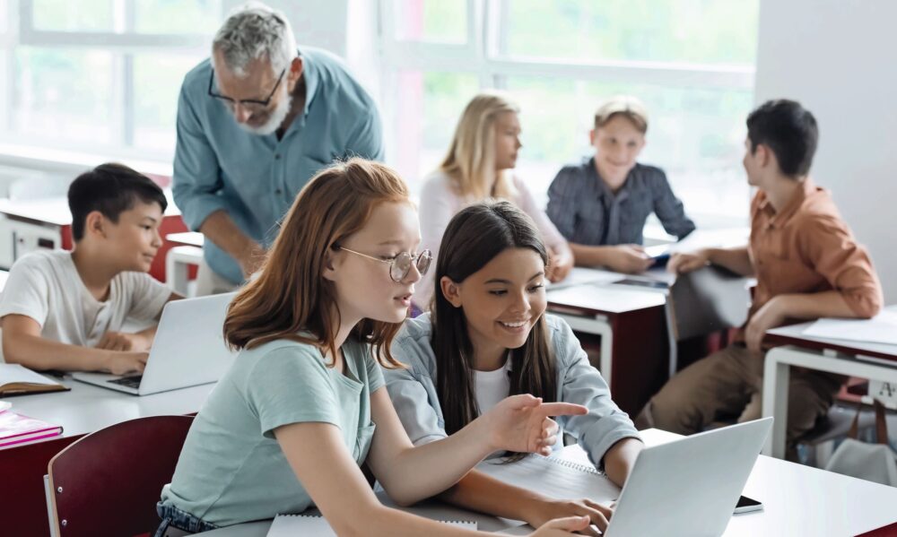 Die Schule der Zukunft soll laut Dagmar Rösler eine Schule sein, die Technologie beherrscht, ohne sich von ihr beherrschen zu lassen. (Symbolbild) © Depositphotos.com
