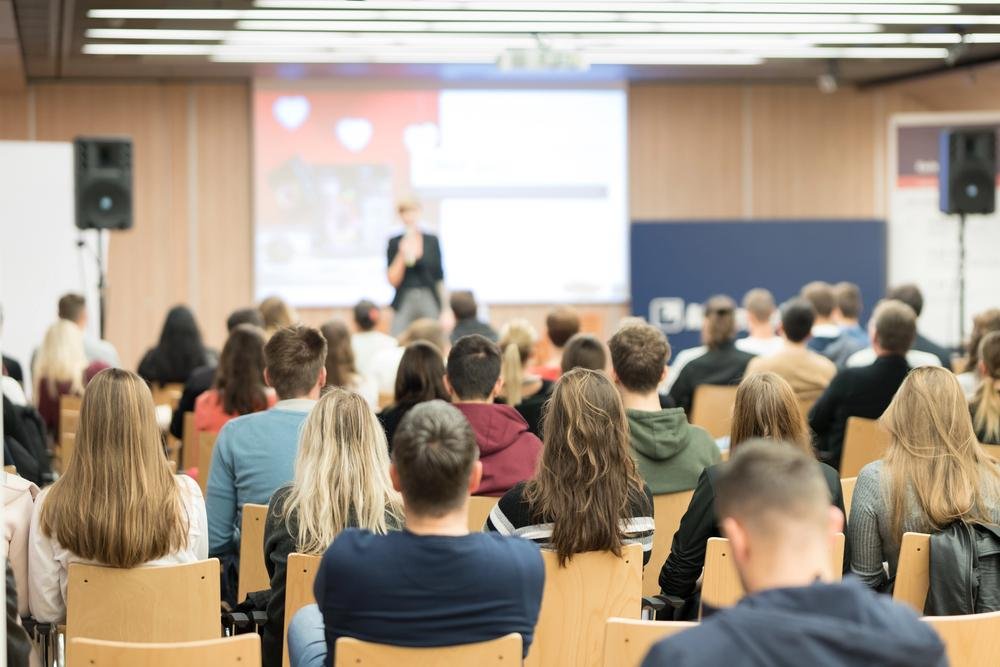 Publikum bei einer Weiterbildungsveranstaltung: Die Anbieter schätzen die Lage der Branche verhaltener ein. Quelle: zvg